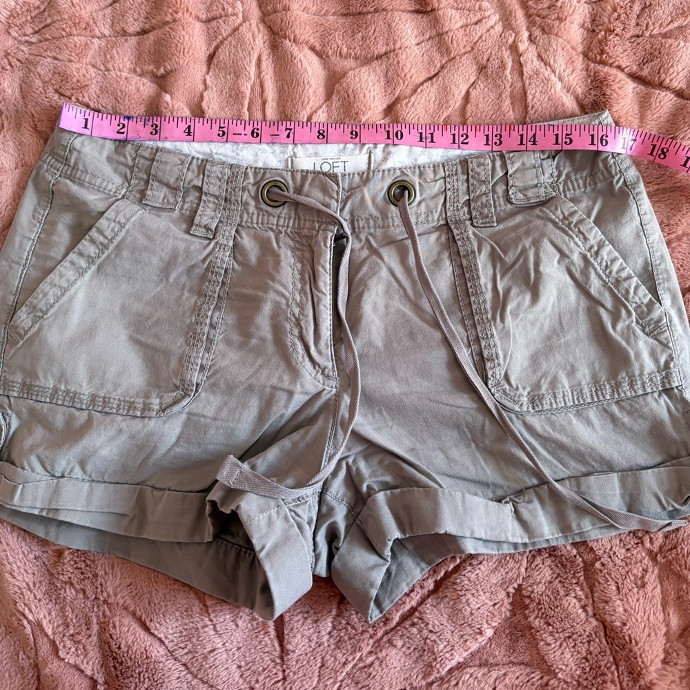LOFT Women's Cargo Shorts in Khaki